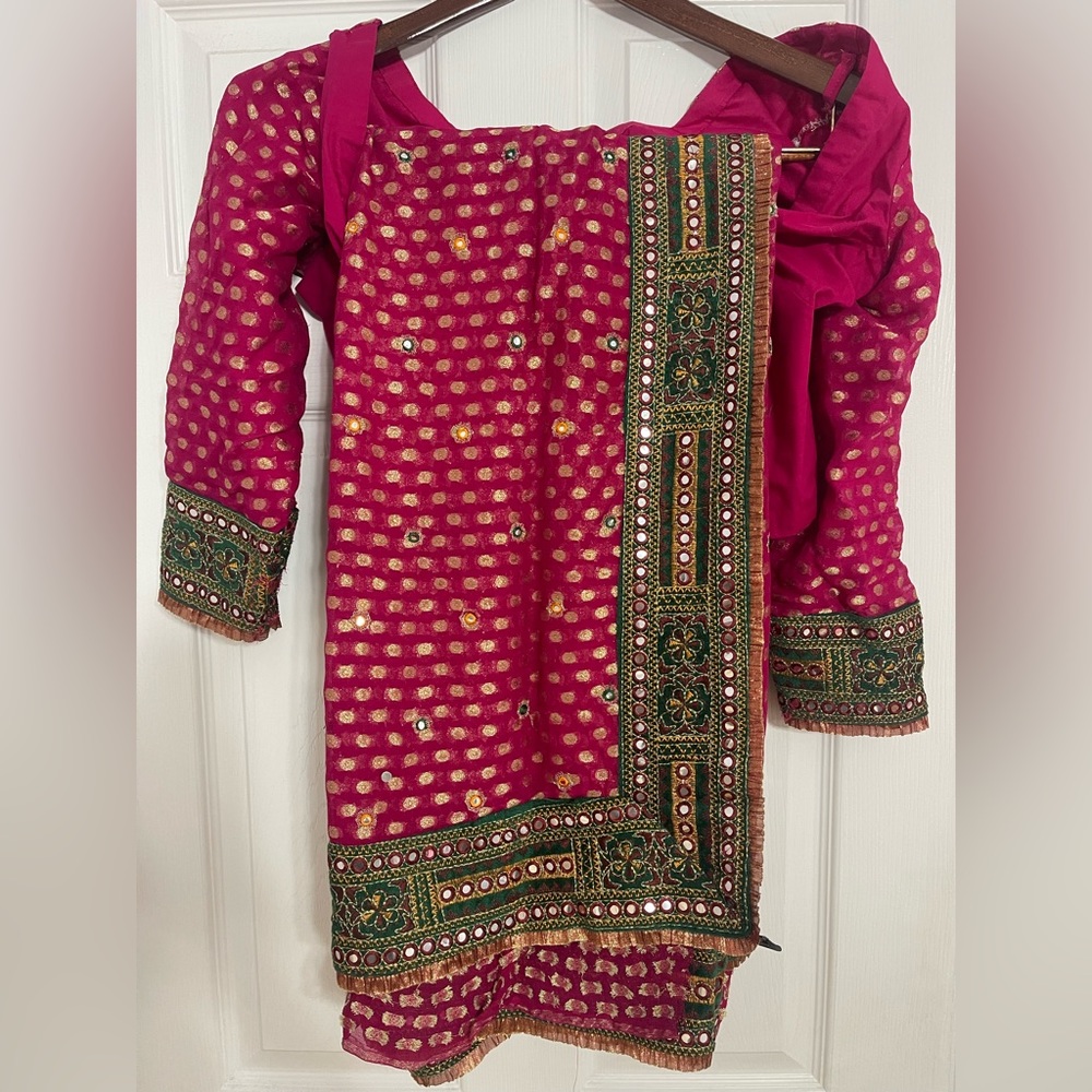 BEAUTIFUL PINK SAREE WITH BLOUSE
